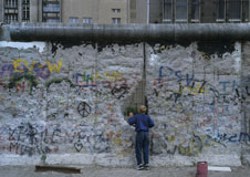 Volker Noth, Eigene Bücher, Berliner Mauer. Botschaften gegen das Grau, Fotos aus den Jahren 1982 – 1990 und 2011, Seiten 80 und 81